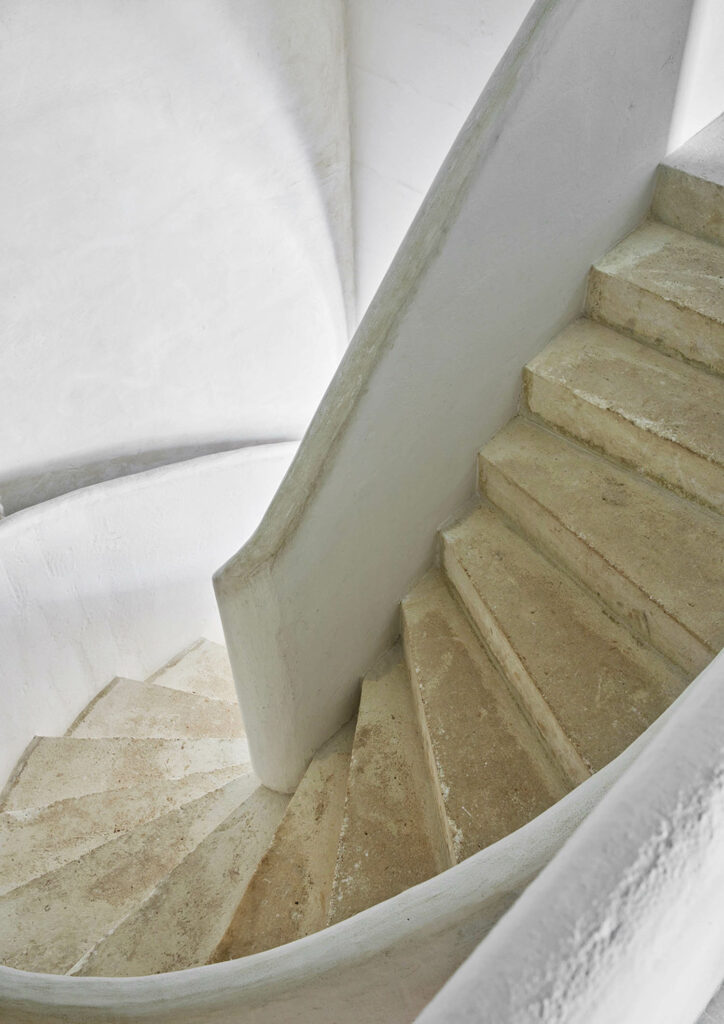 The stair’s marés treads and risers.