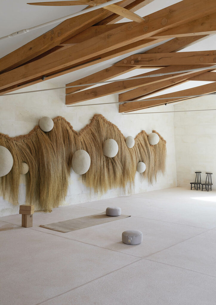 Vegetable fibers and chamotte clay on the wall in the yoga studio.