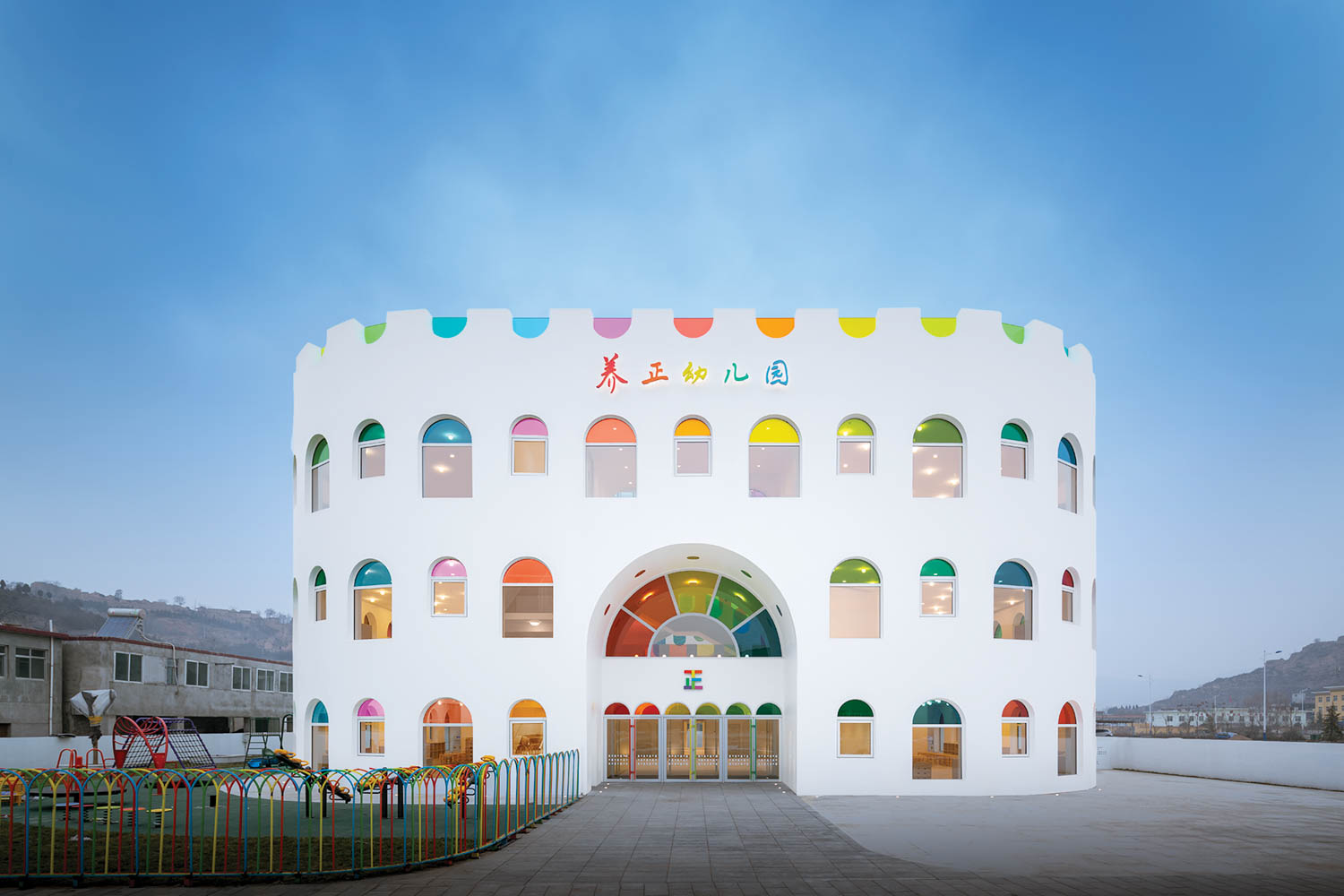 the Yang Zheng Kindergarten exterior is white and oval